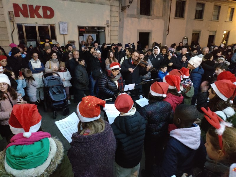 Il coro degli studenti diretti dalla Prof. Marilisa Cantini