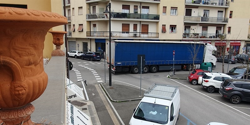Il mezzo pesante incastrato in Piazza Vittorio Veneto