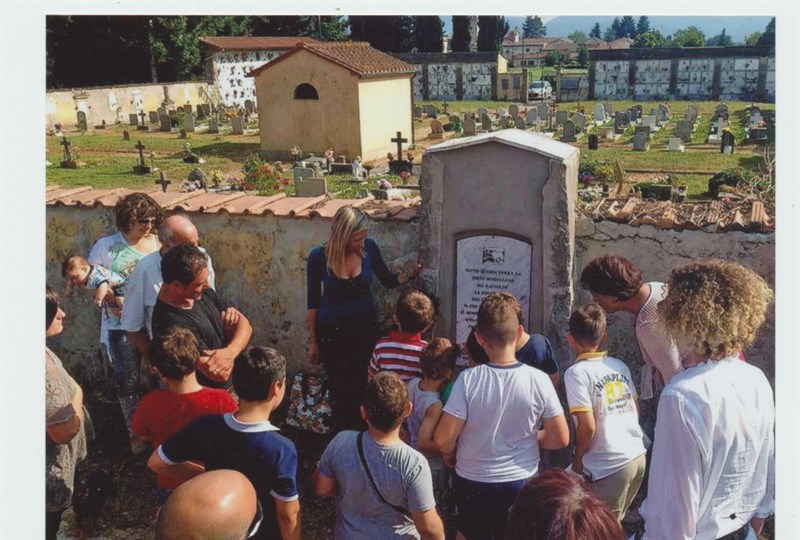Anno 2014. Una scolaresca  di Luco  con le loro maestre, allo scoprimento della lapide dedicata a Fido dietro il cimitero,