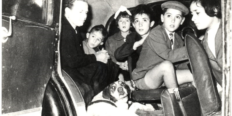 Anno 1957. Una scolaresca di Luco con la maestra accompagna Fido alla cerimonia in piazza Dante a Borgo San Lorenzo.