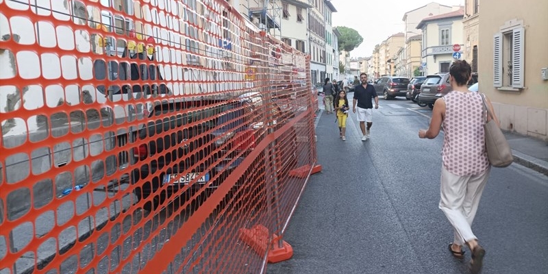 Via Capodimondo e l’impalcatura alla Giotto con i genitori costretti a camminare in mezzo alla strada