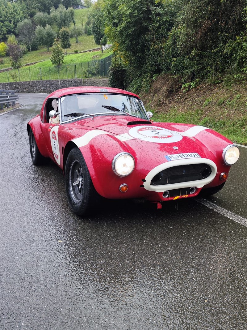 Un momento del passaggio della Modena Cento Ore al Passo del Giogo. Le auto protagoniste dell'evento