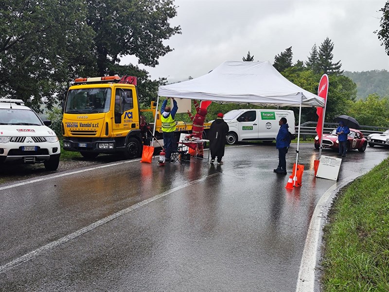 Un momento del passaggio della Modena Cento Ore al Passo del Giogo. I volontari presenti sul posto