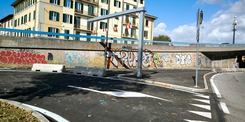 Cantiere a piazza Alberti: il doppio senso mai nato e il verde distrutto per 887 mila euro - FOTO