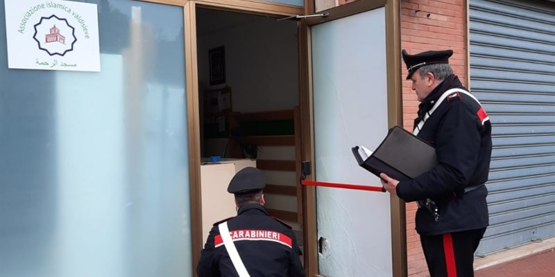 I Carabinieri di Pontassieve mentre stanno indagando davanti all'Ingresso della sede dell'Associazione islamica di Pontassieve