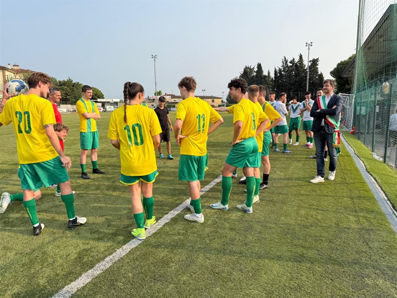 La squadra omaggia il dirigente