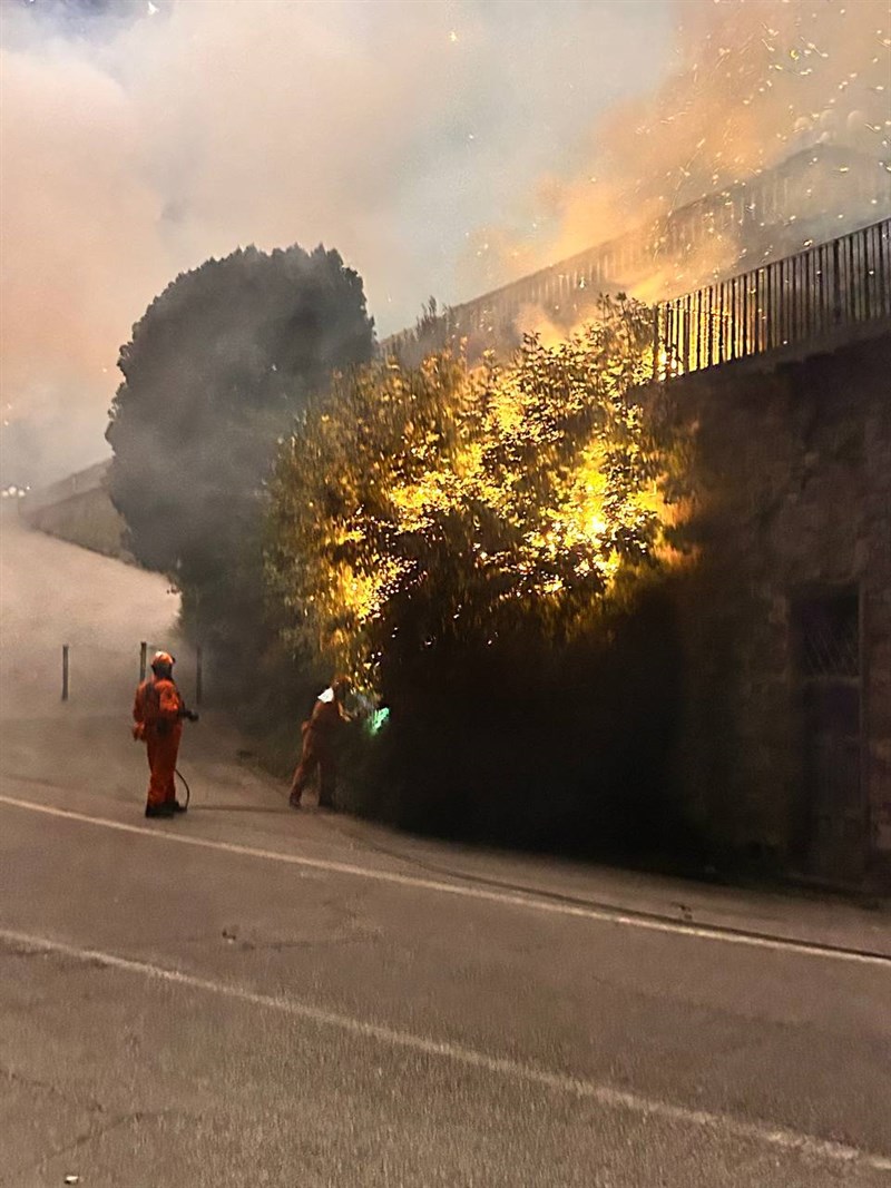 Principio d'incendio a siepe sotto il terrazzo del piazzale