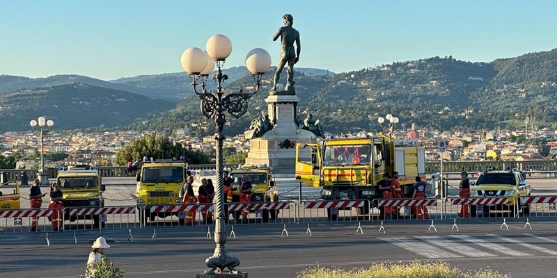 I mezzi Vab schierati al piazzale