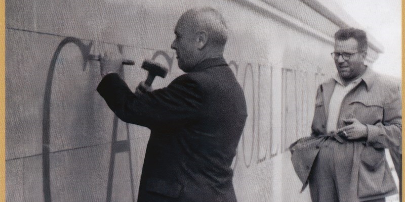 A sinistra il dott. Guglielmo Sanguinetti scolpisce la denominazione sotto lo sguardo dell’arch. Angelo Lupi.