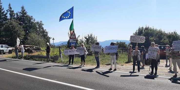 Striscioni e cartelli a lato strada