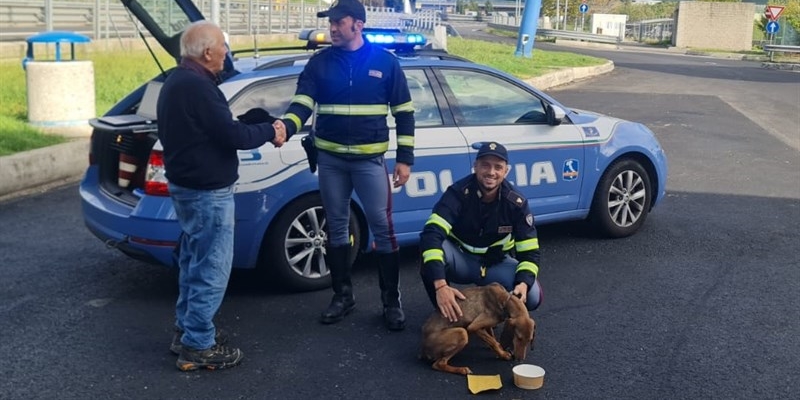 La cagnolina Pulce con gli agenti