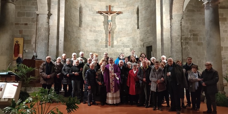 Foto ricordo all’interno della Pieve