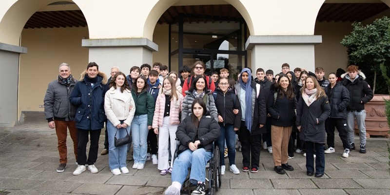 Ragazzi e ragazze del Giotto Ulivi di Borgo in visita all'azienda La Marzocco