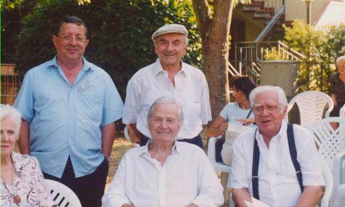 Tebaldo Lorini durante un evento artistico con gli scultori Lucolic, Fantoni e Benelli.