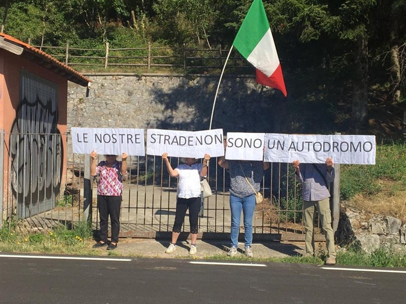 Striscioni e cartelli a lato strada