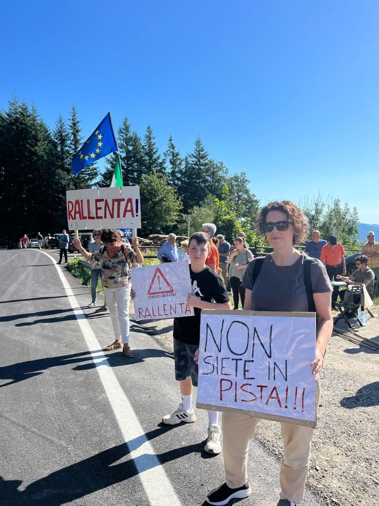 Striscioni e cartelli a lato strada