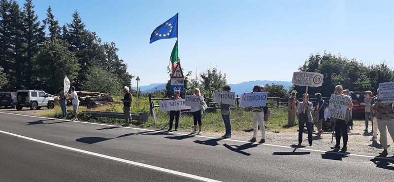 Striscioni e cartelli a lato strada