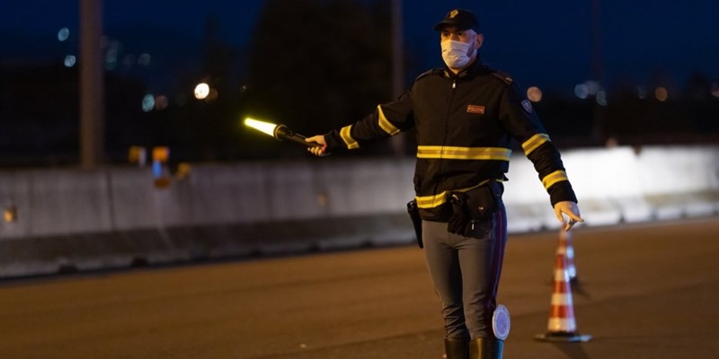 Un agente impegnato nei controlli