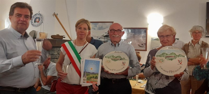  Gruppo escursionistico GEO di Pontassieve ha celebrato i 20 anni di amicizia con il gruppo di camminatori de L' Amicale Laïque Section Randonnée del Comune gemellato di Saint Genis Laval.