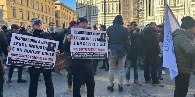 Flash mob degli Ncc oggi a Firenze: “Siamo lavoratori fantasma”. Replica dei tassisti: "Chi protesta è irregolare o male informato" - FOTO