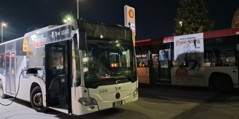 il rifornimento alla pompa di benzina