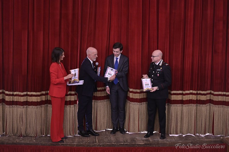 Un momento della consegna del Logo del Lions ad alcuni ospiti. 