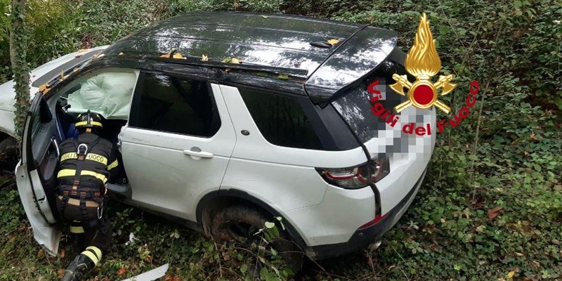 Incidente stradale a vicchio: auto finisce in un dirupo, l'intervento dei vigili del fuoco