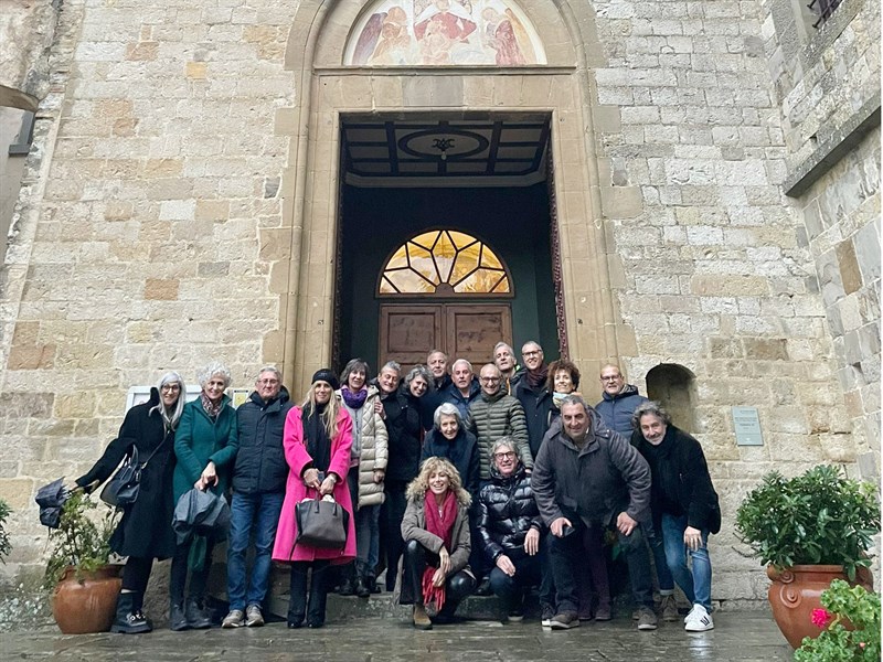 Davanti alla Badia di Passignano con la loro maestra.