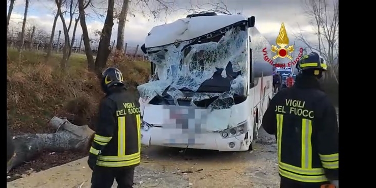 Scuolabus colpito da albero a Rignano sull'Arno