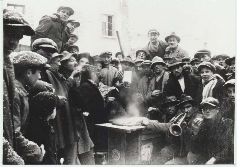 1924 - Una polentata di cento anni orsono. In basso a destra l’uomo con la trombetta è “stroncaditi”