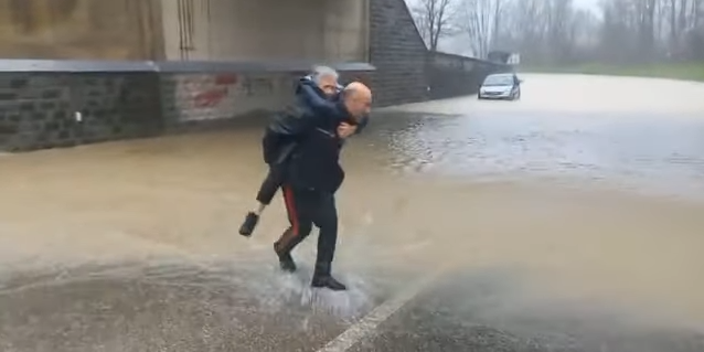 Donna salvata da un milite