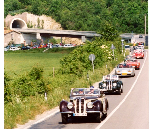 Il passaggio delle “Mille Miglia” nel 2002 (Foto A. Giovannini)  