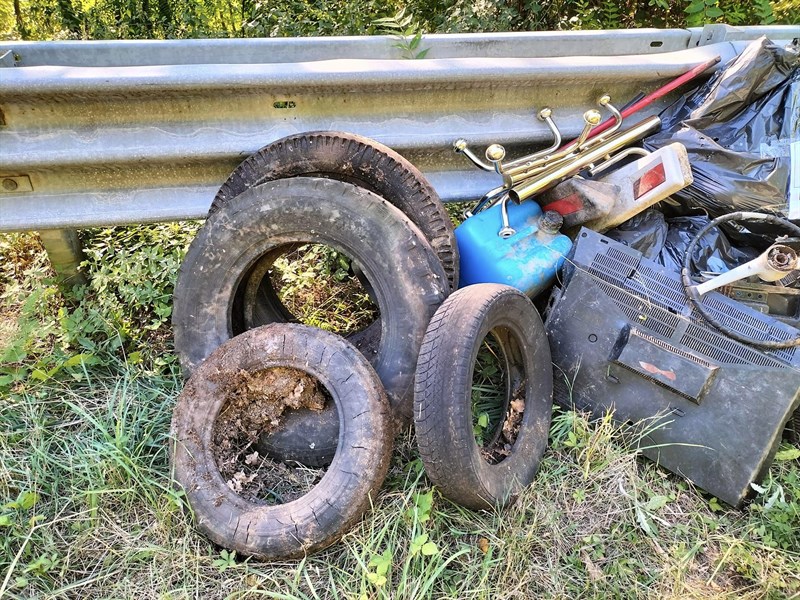 Rifiuti abbandonati lungo le strade