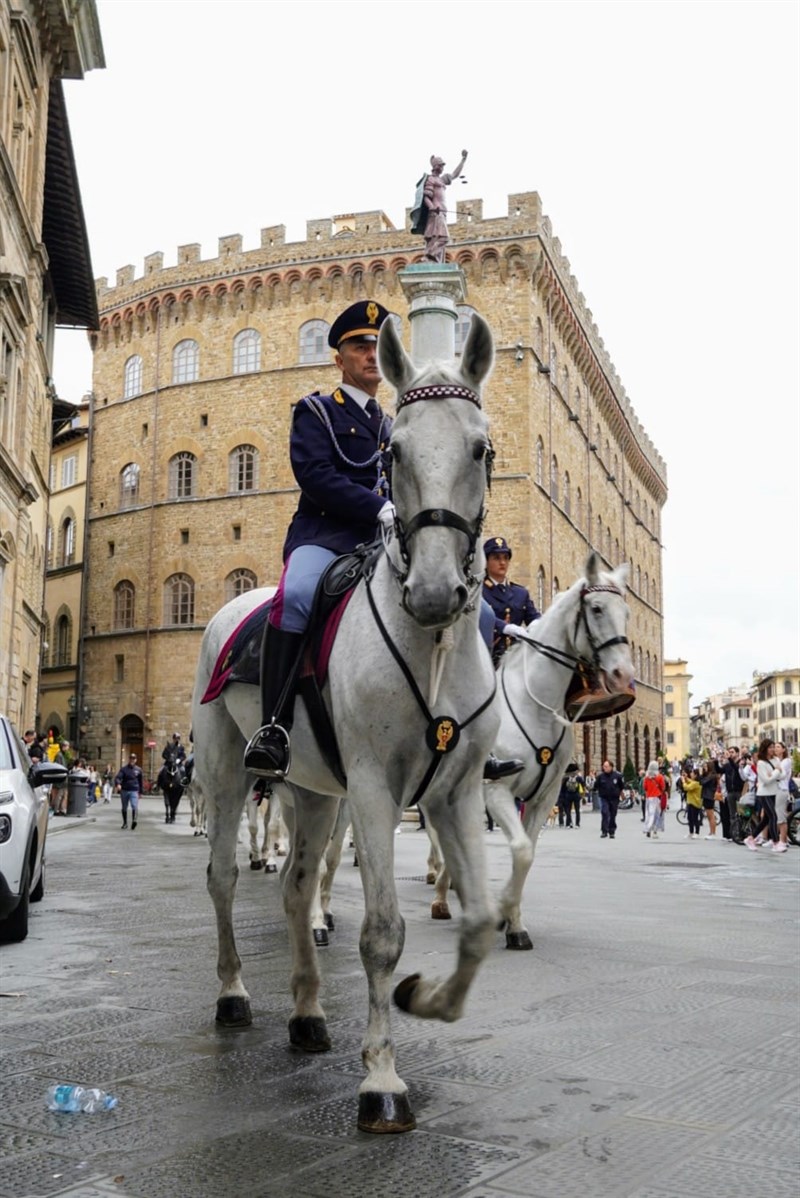 Bellissima cavalcata per Firenze