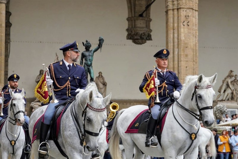 Bellissima cavalcata per Firenze