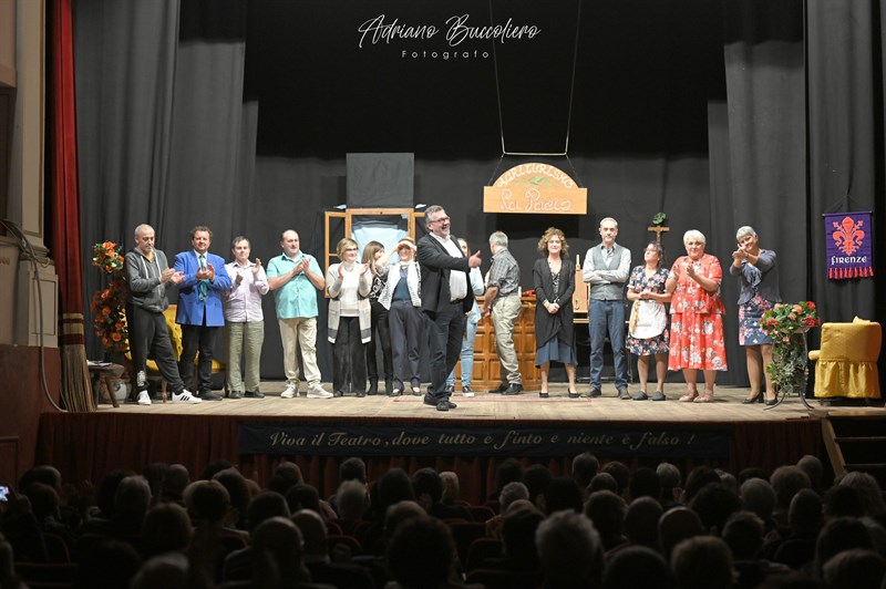 Gli applausi finale della compagnia teatrale “La Martinicca” 