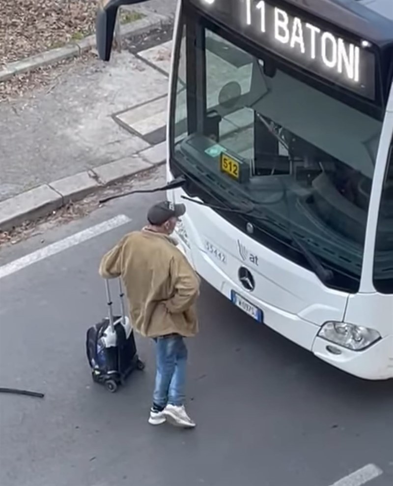 L'uomo mentre blocca il bus