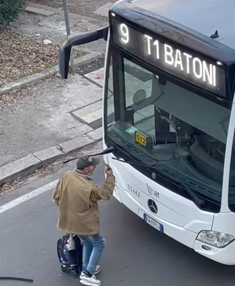 L'uomo mentre blocca il bus