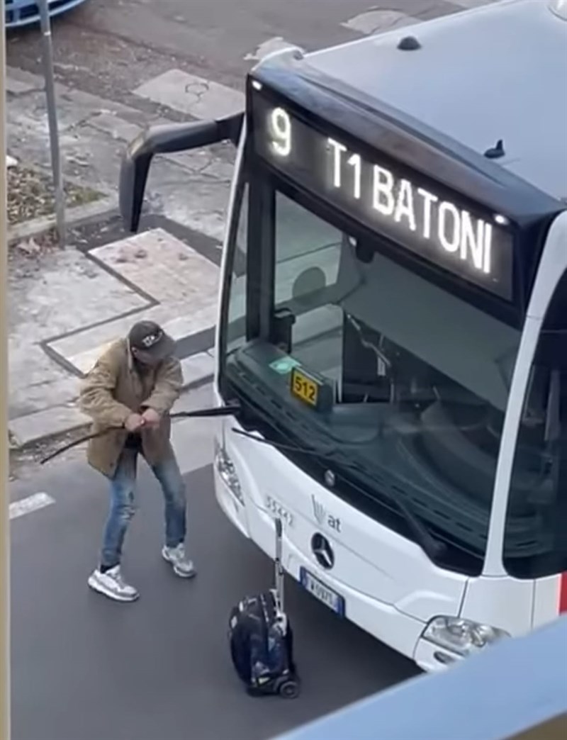 L'uomo mentre danneggia il bus