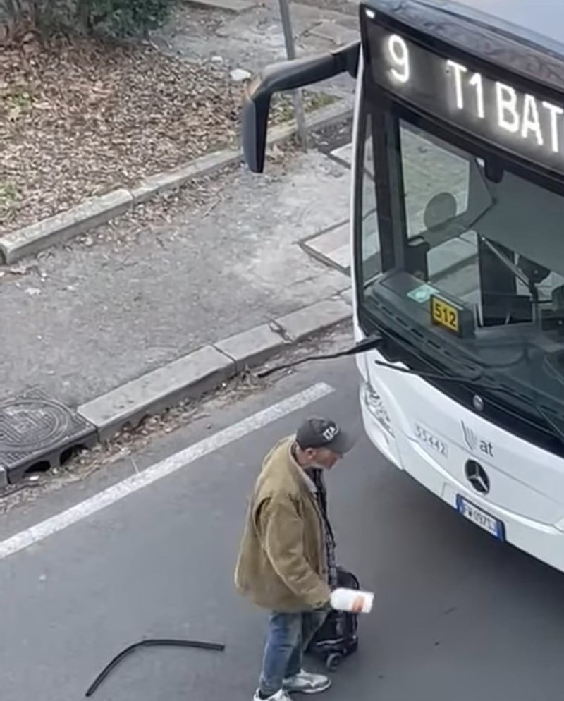 L'uomo mentre tenta di danneggiare il bus