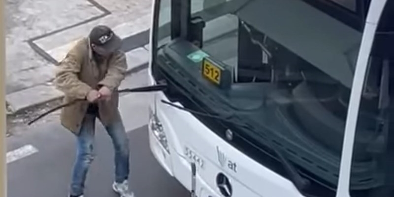 L'uomo mentre danneggia il bus