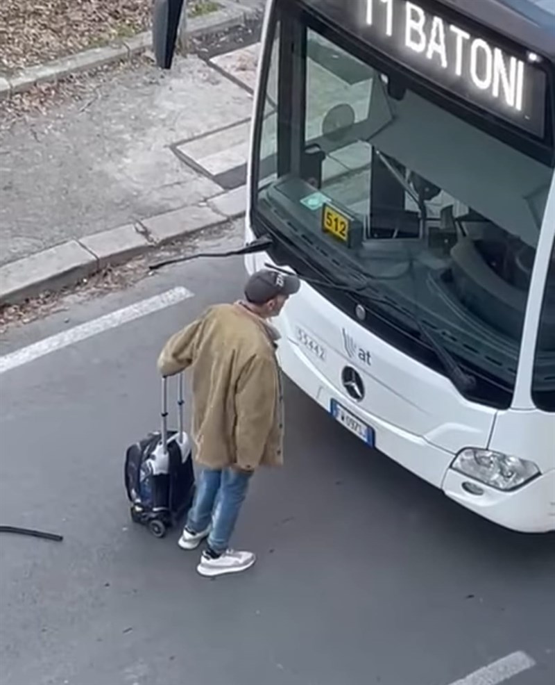 L'uomo mentre blocca il bus