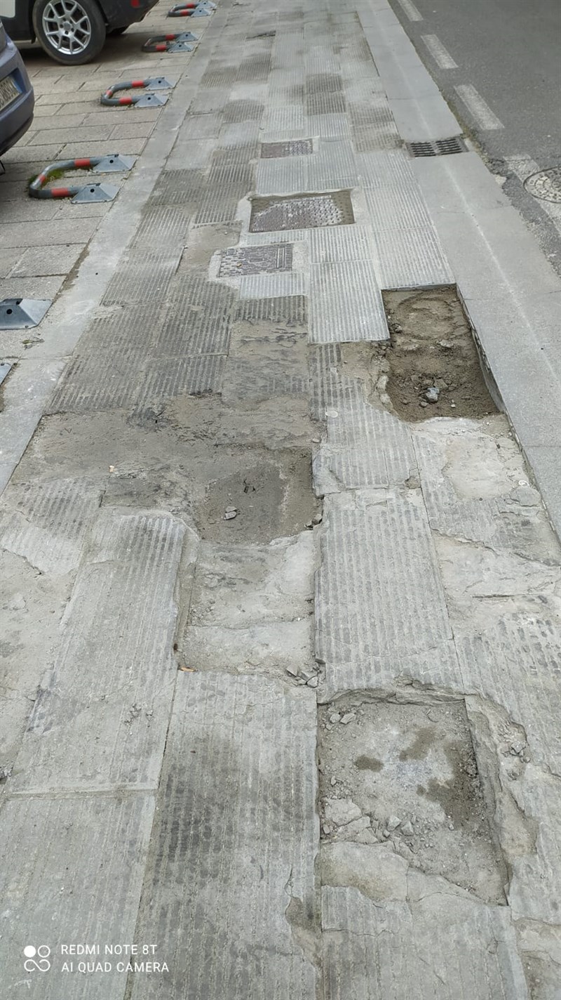 Buche nei marciapiedi