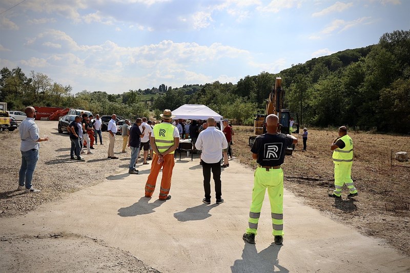 La cerimonia della posa della pietra del secondo lotto