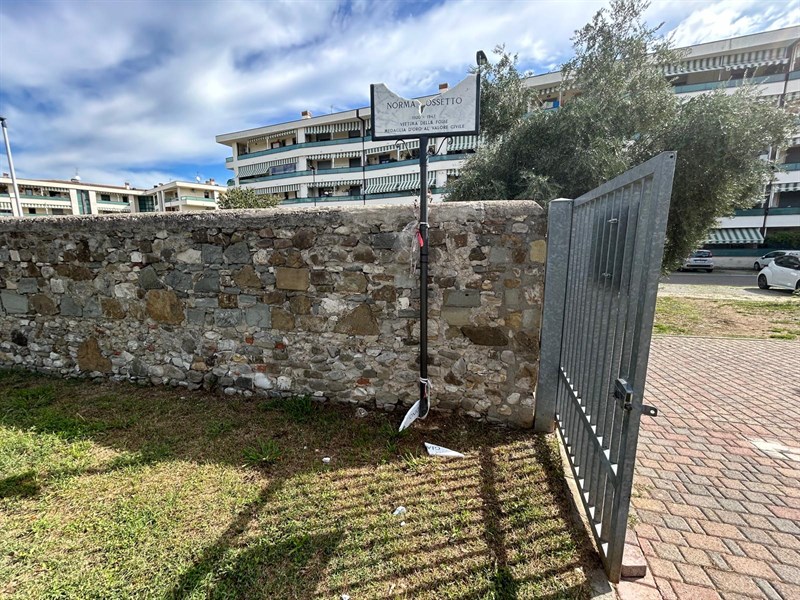 La targa vandalizzata davanti al giardino a lei intitolato