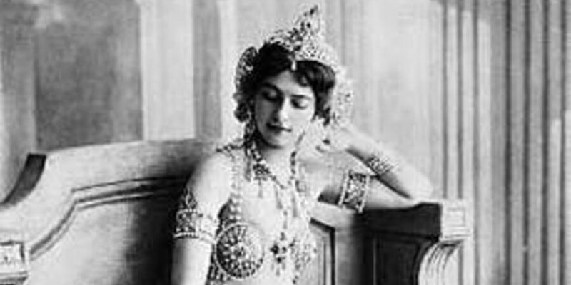 1917 - Viene fucilata con l'accusa di tradimento la celebre ballerina Mata Hari