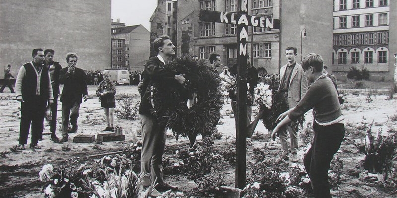 1962 - Prima vittima derl muro di Berlino (62 anni fa). Il diciannovenne Peter Fetchers 