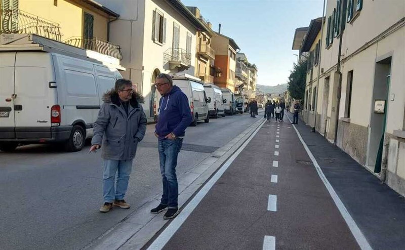 Il sindaco controlla i banchi del mercato