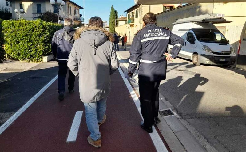 Il sindaco controlla i banchi del mercato