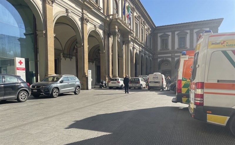 Invasione di auto private davanti al Pronto Soccorso